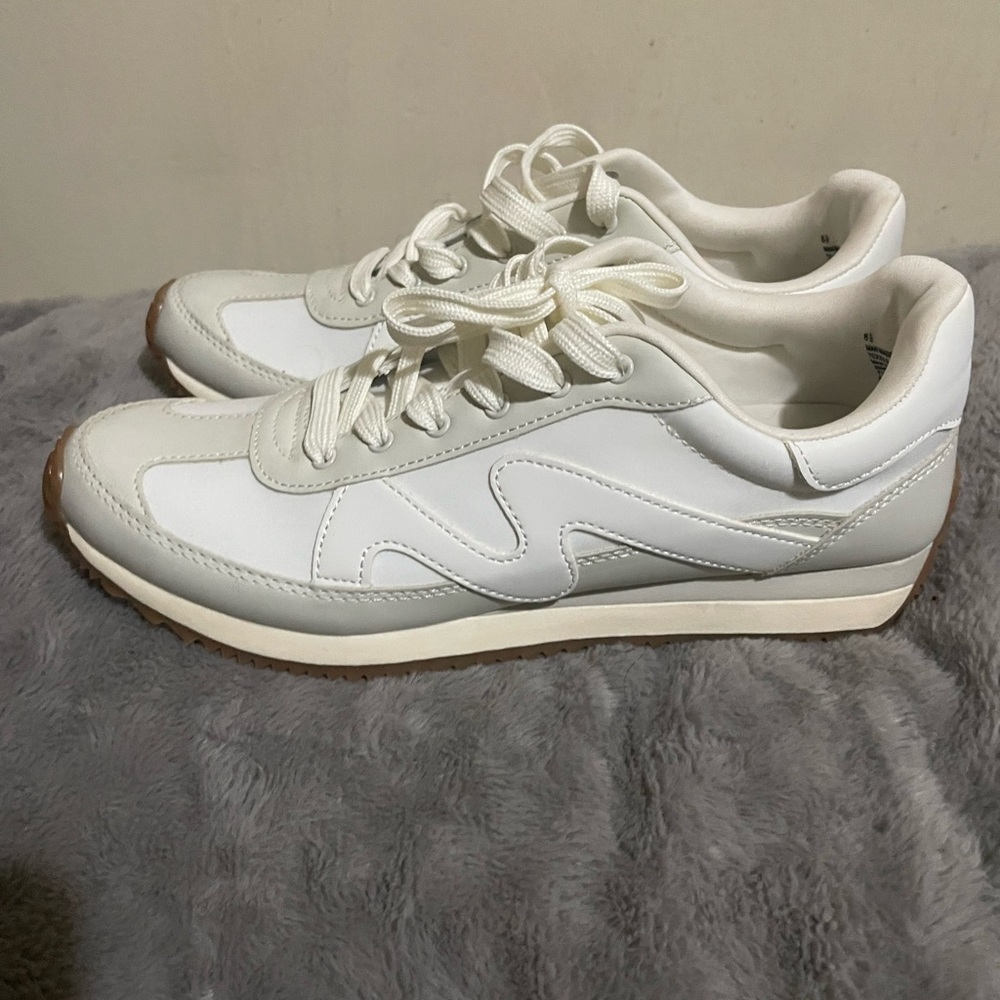 Ladies Universal Thread Sneakers